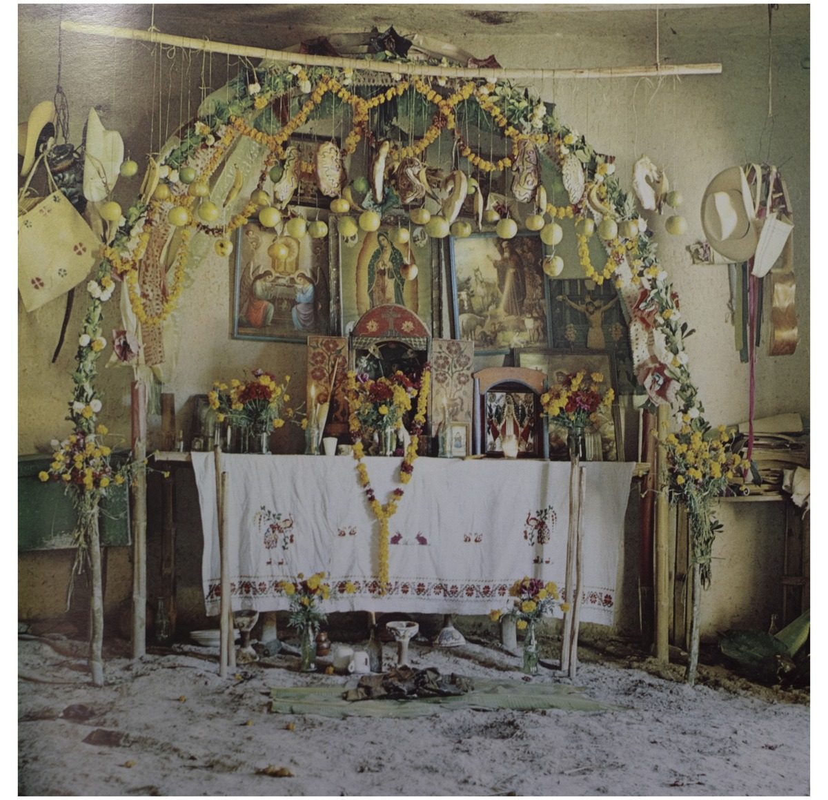 La fotografía original del altar, tal como aparece en el libro