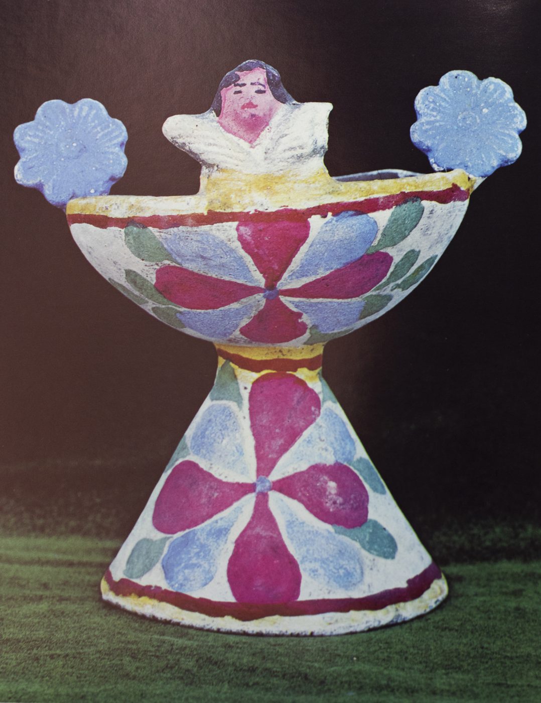 Candelero de barro pintado con una figura